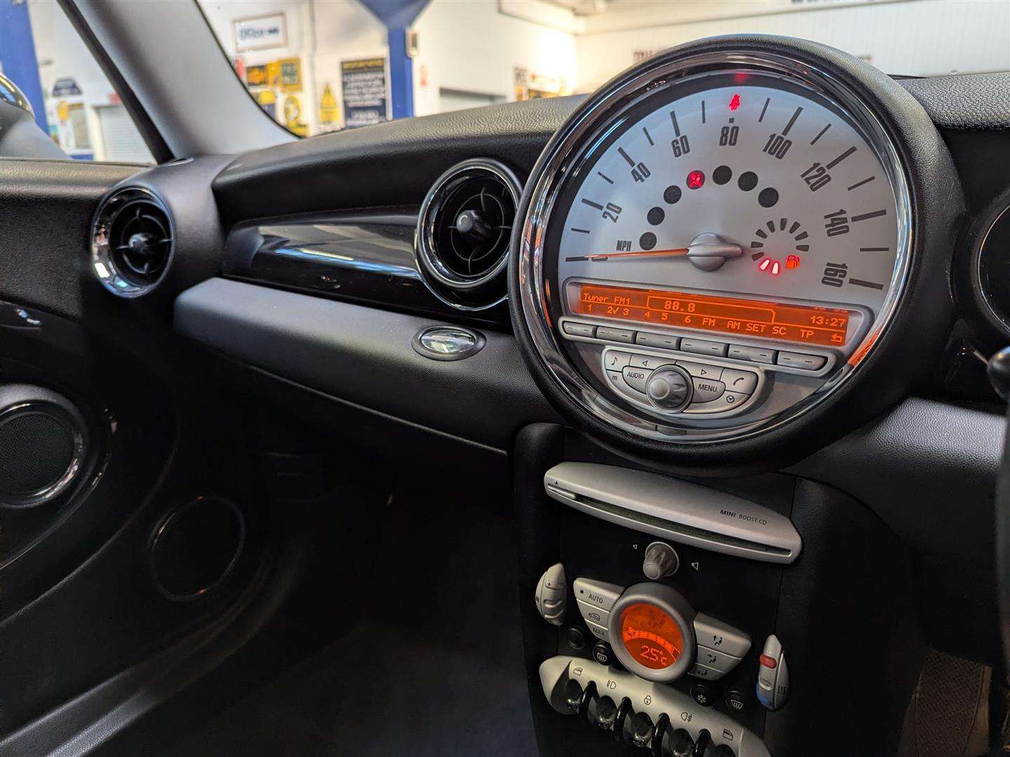 <p>2009 MINI COOPER GRAPHITE</p>