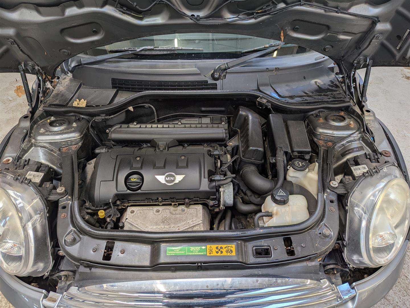 <p>2009 MINI COOPER GRAPHITE</p>