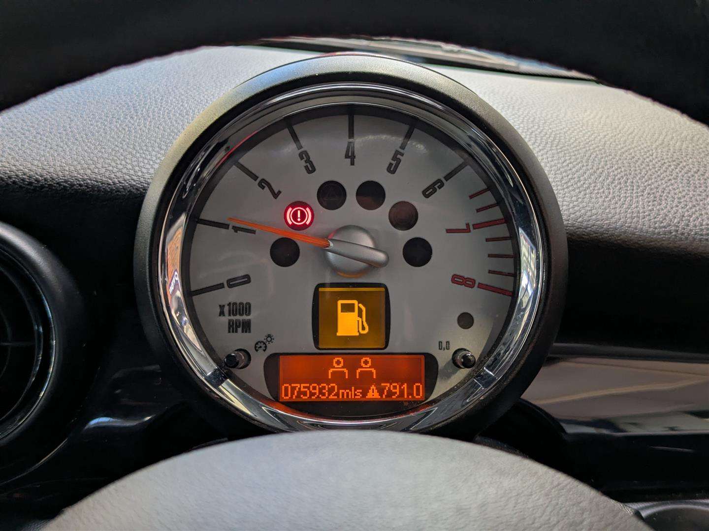 <p>2009 MINI COOPER GRAPHITE</p>