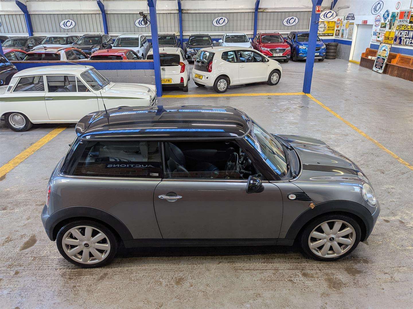 <p>2009 MINI COOPER GRAPHITE</p>