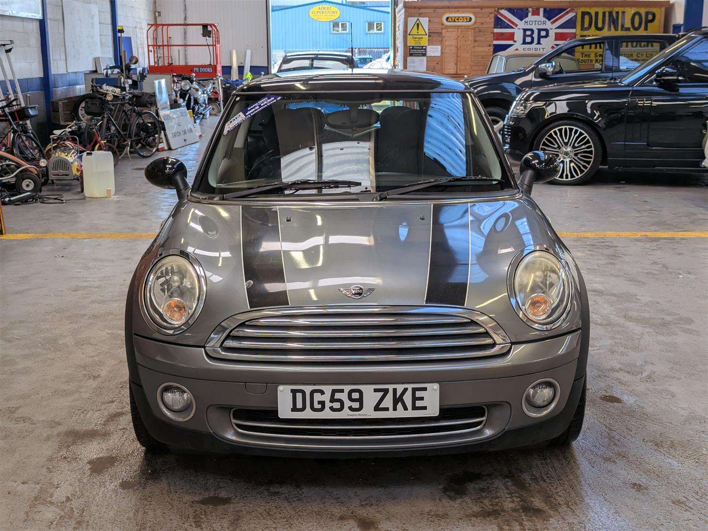 <p>2009 MINI COOPER GRAPHITE</p>