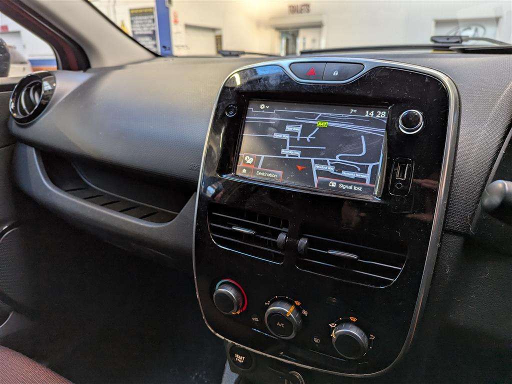 <p>2016 RENAULT CLIO DYNAMIQUE NAV 16V</p>