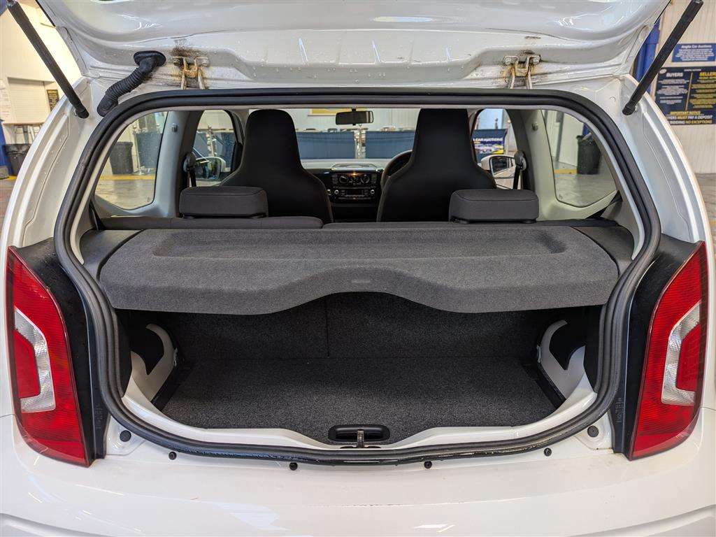 <p>2015 VOLKSWAGEN MOVE UP</p>