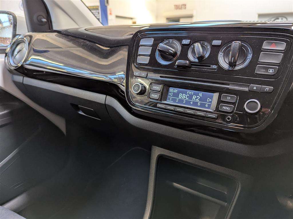 <p>2015 VOLKSWAGEN MOVE UP</p>