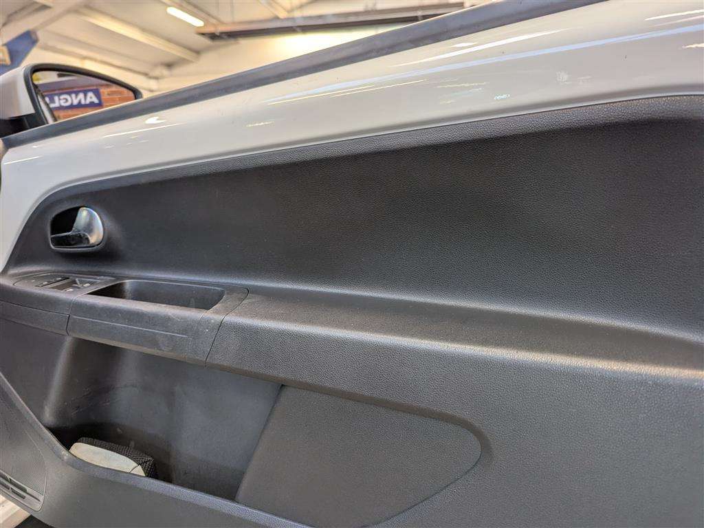 <p>2015 VOLKSWAGEN MOVE UP</p>