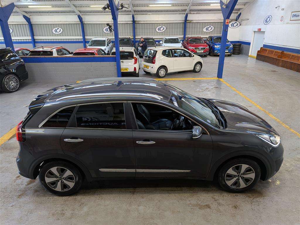 <p>2019 KIA NIRO 3 PHEV S-A</p>