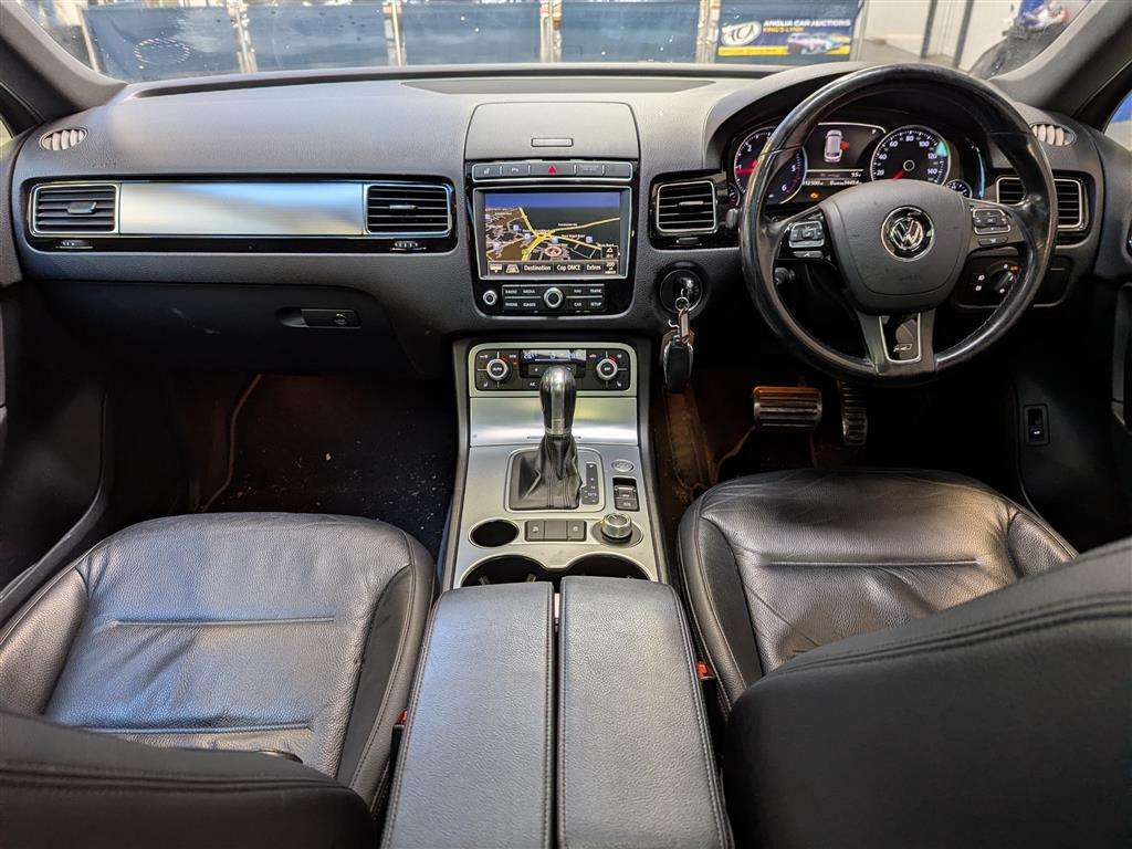 <p>2015 VOLKSWAGEN TOUAREG V6 R-LINE TDI BMT</p>