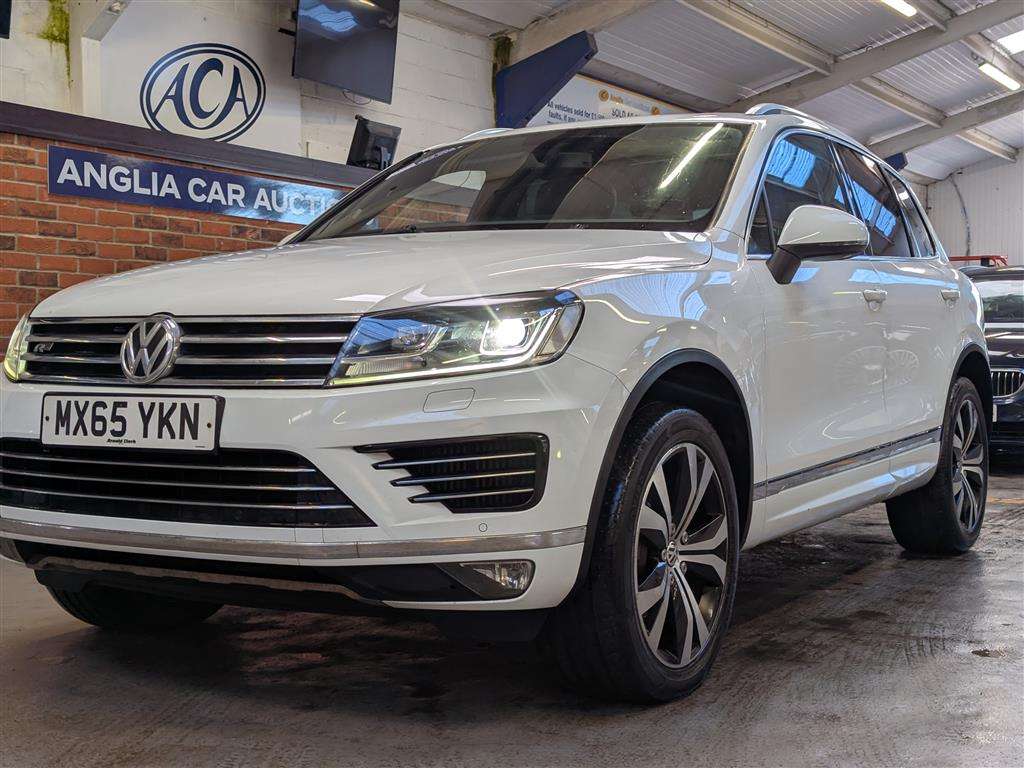 <p>2015 VOLKSWAGEN TOUAREG V6 R-LINE TDI BMT</p>