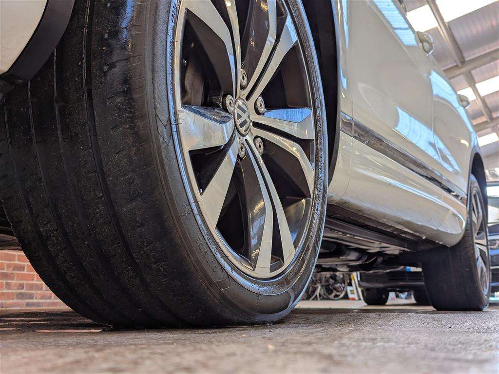 <p>2015 VOLKSWAGEN TOUAREG V6 R-LINE TDI BMT</p>