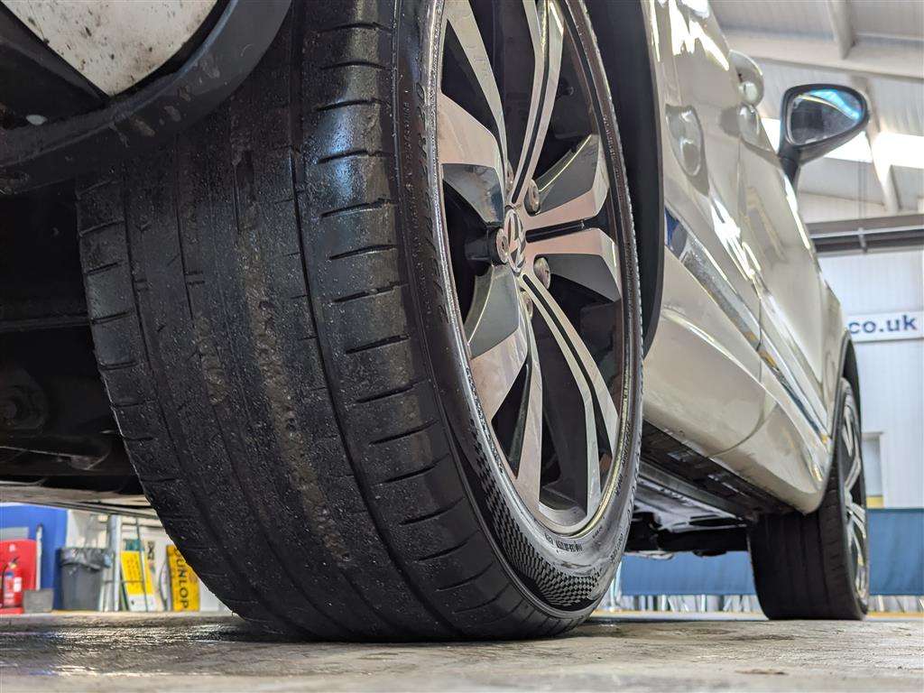 <p>2015 VOLKSWAGEN TOUAREG V6 R-LINE TDI BMT</p>