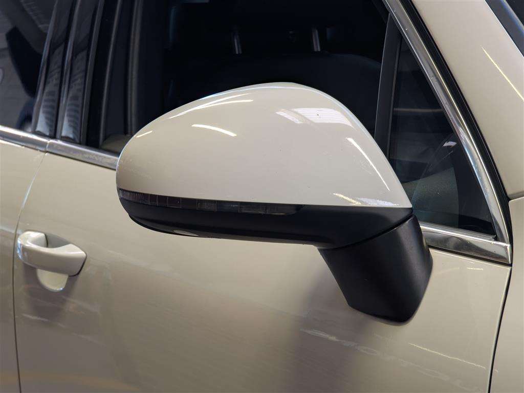 <p>2015 VOLKSWAGEN TOUAREG V6 R-LINE TDI BMT</p>