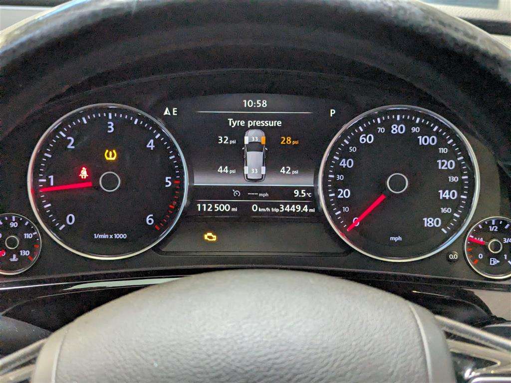 <p>2015 VOLKSWAGEN TOUAREG V6 R-LINE TDI BMT</p>