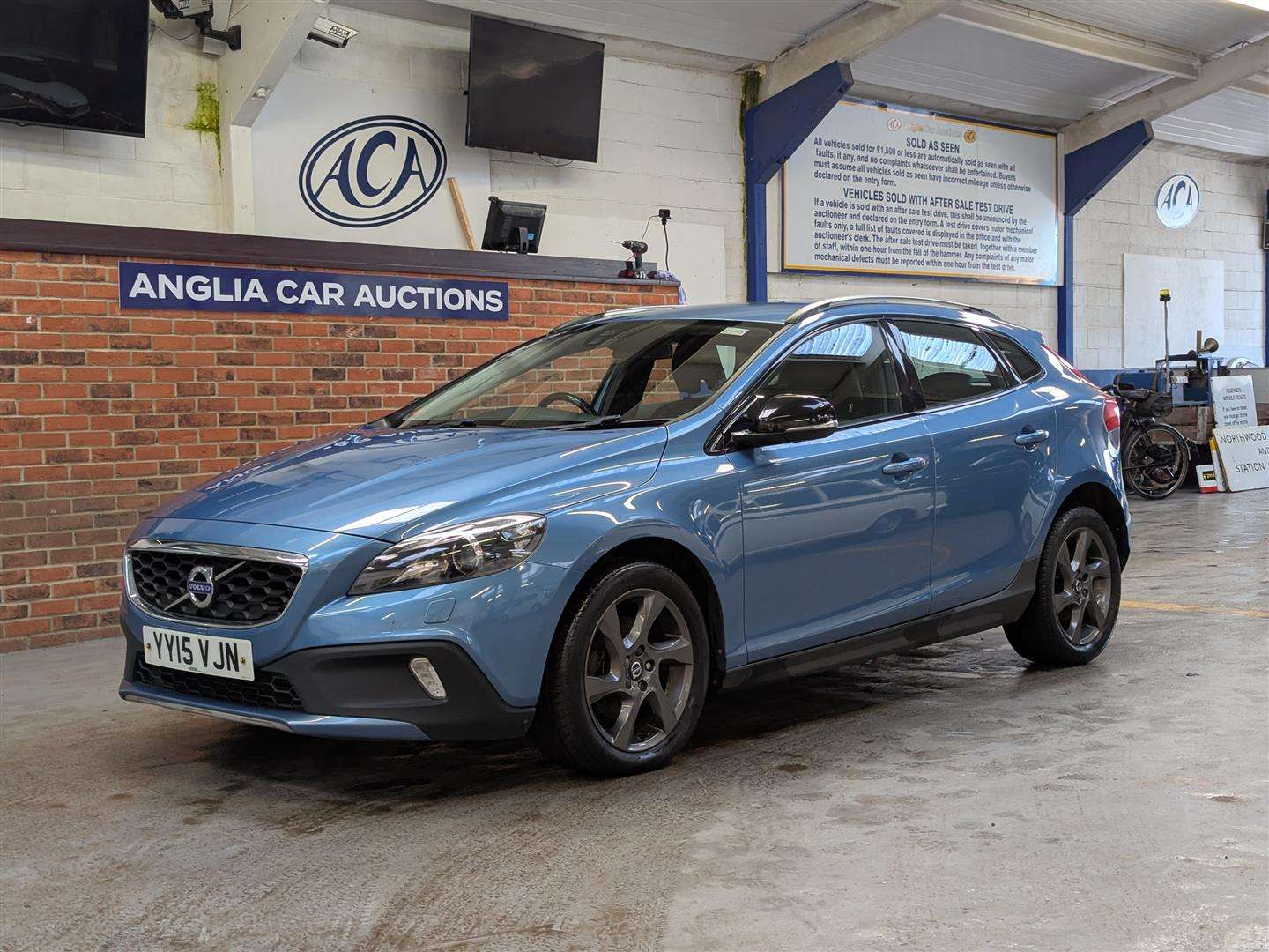 <p>2015 VOLVO V40 CROSS COUNTRY LUX D2</p>