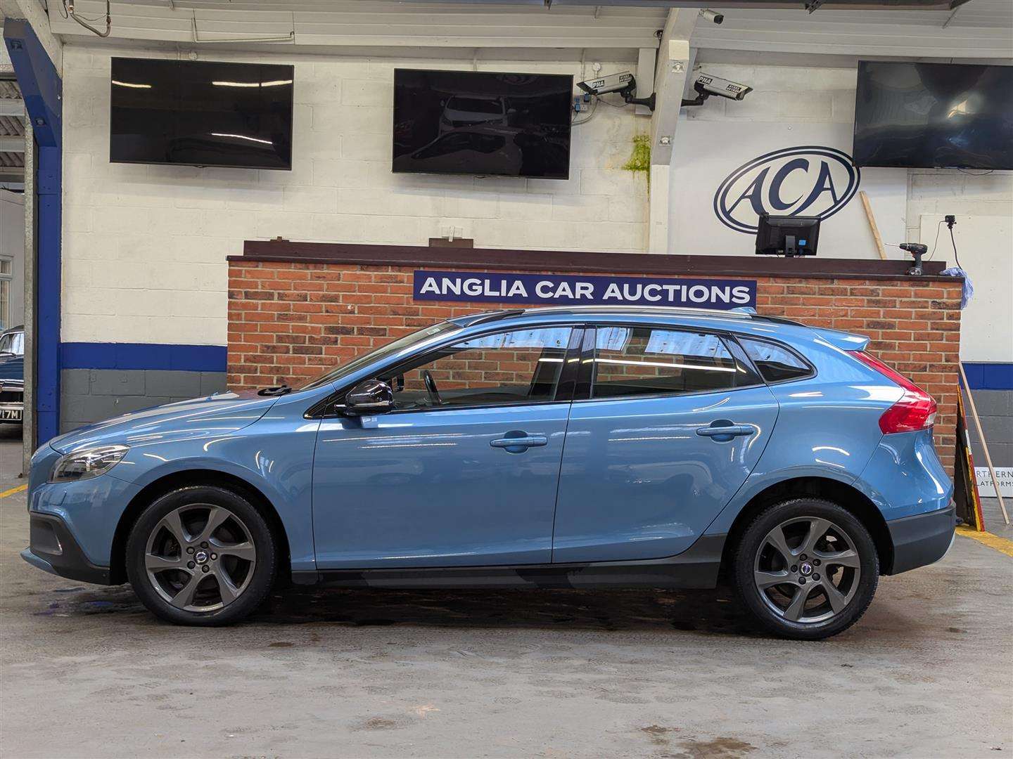 <p>2015 VOLVO V40 CROSS COUNTRY LUX D2</p>