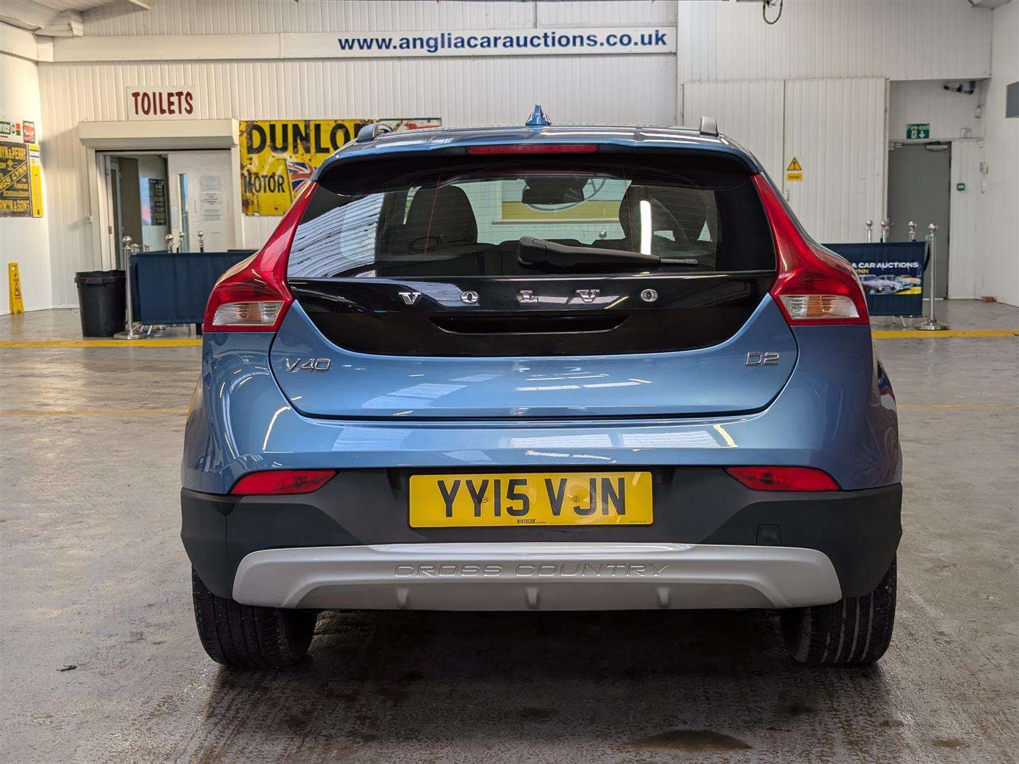 <p>2015 VOLVO V40 CROSS COUNTRY LUX D2</p>