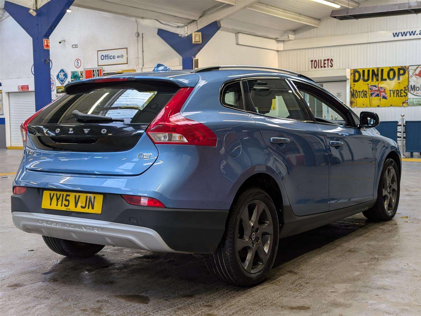 <p>2015 VOLVO V40 CROSS COUNTRY LUX D2</p>