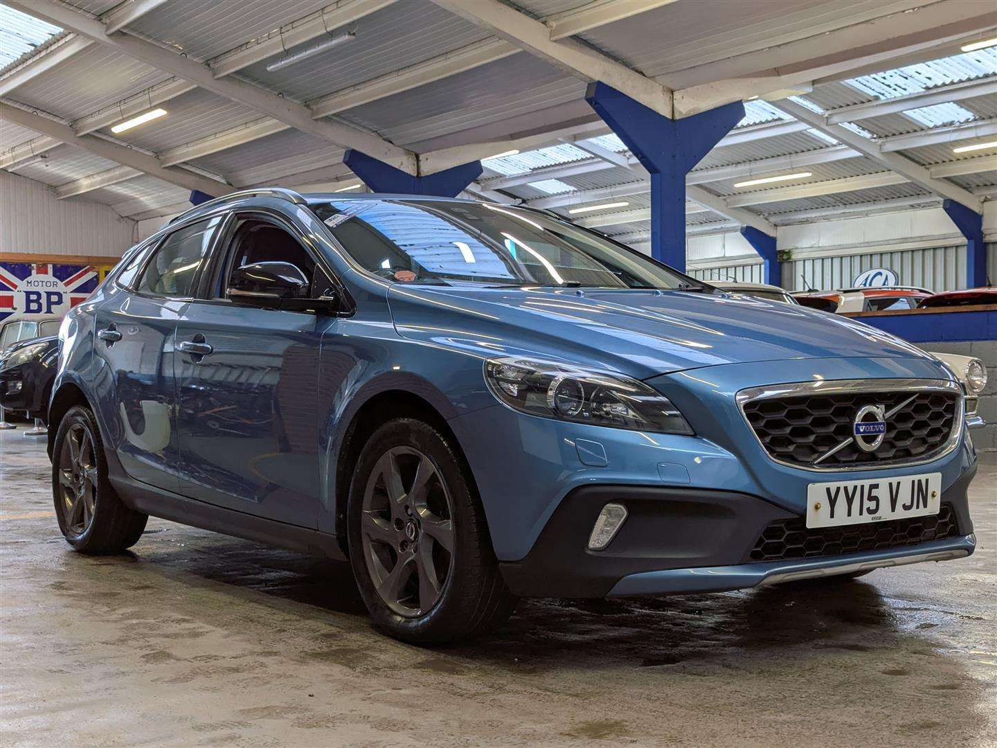 <p>2015 VOLVO V40 CROSS COUNTRY LUX D2</p>