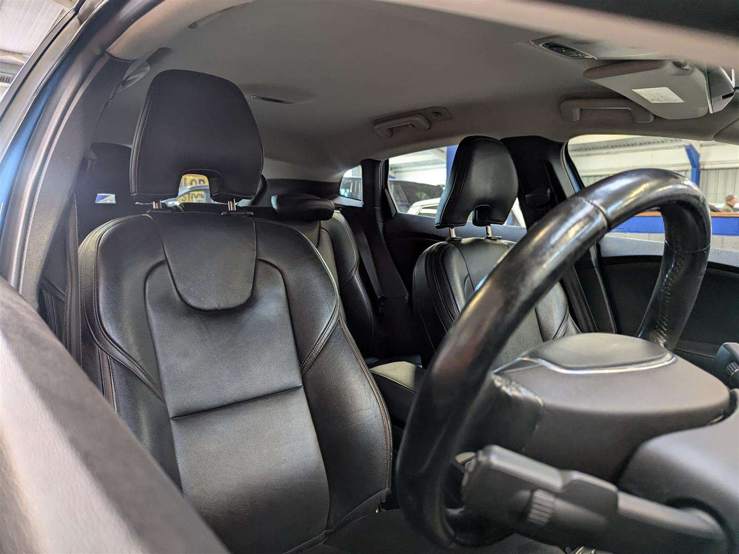 <p>2015 VOLVO V40 CROSS COUNTRY LUX D2</p>