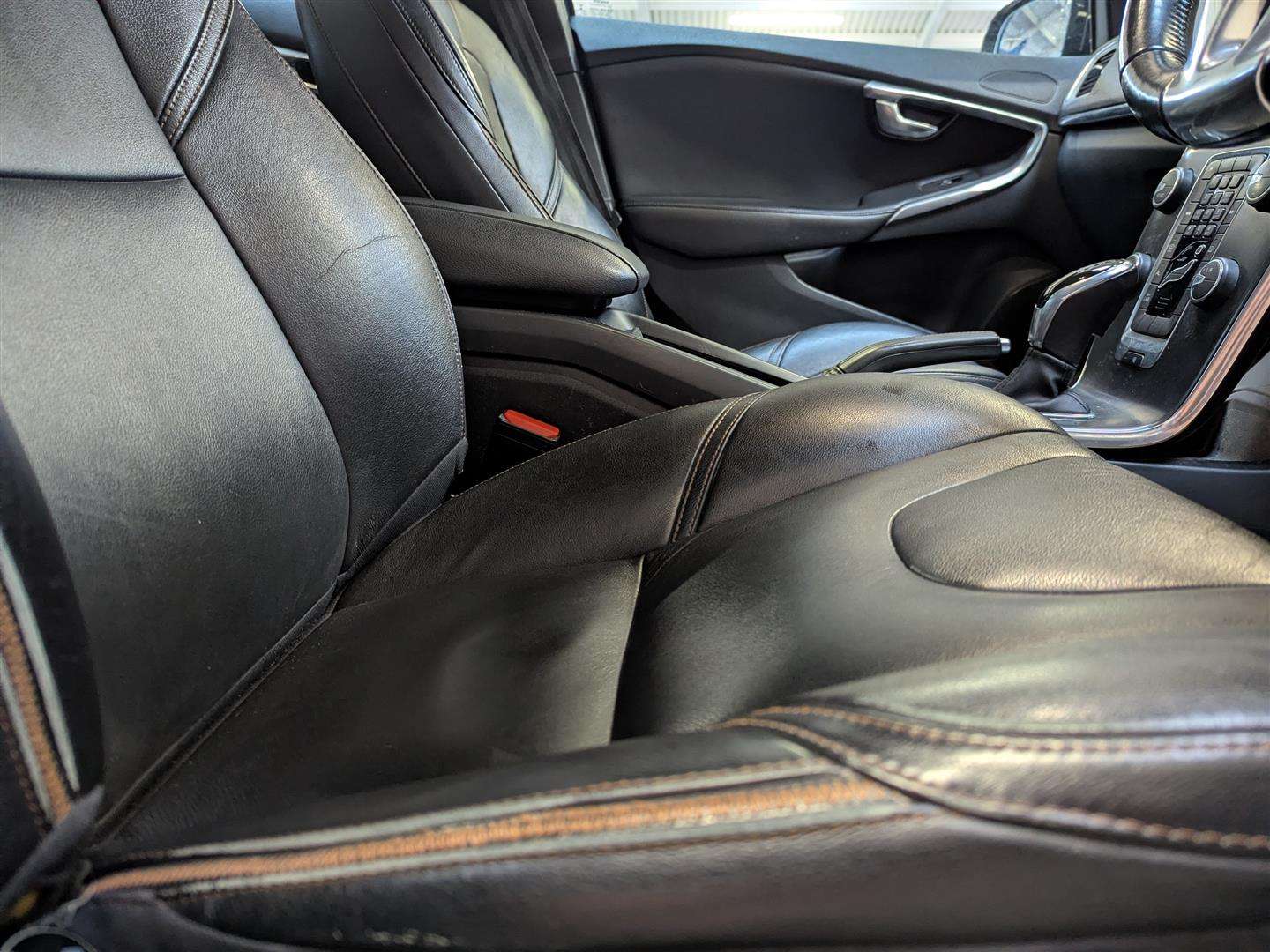 <p>2015 VOLVO V40 CROSS COUNTRY LUX D2</p>