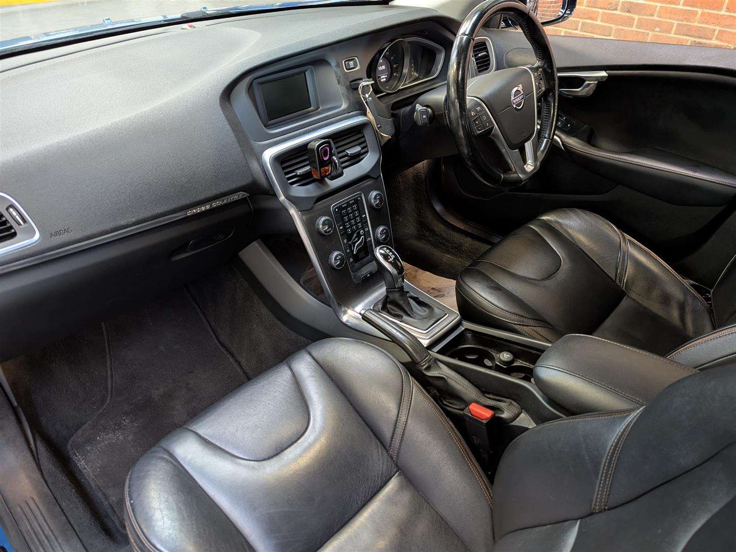 <p>2015 VOLVO V40 CROSS COUNTRY LUX D2</p>