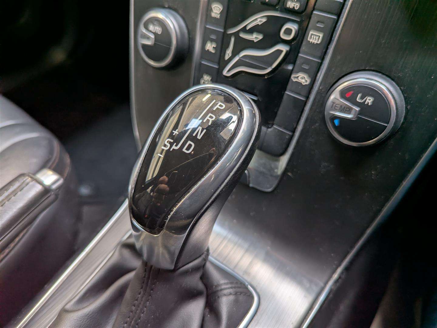 <p>2015 VOLVO V40 CROSS COUNTRY LUX D2</p>