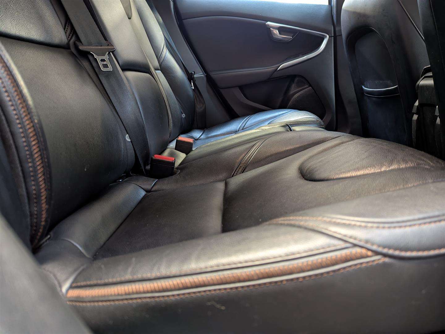 <p>2015 VOLVO V40 CROSS COUNTRY LUX D2</p>