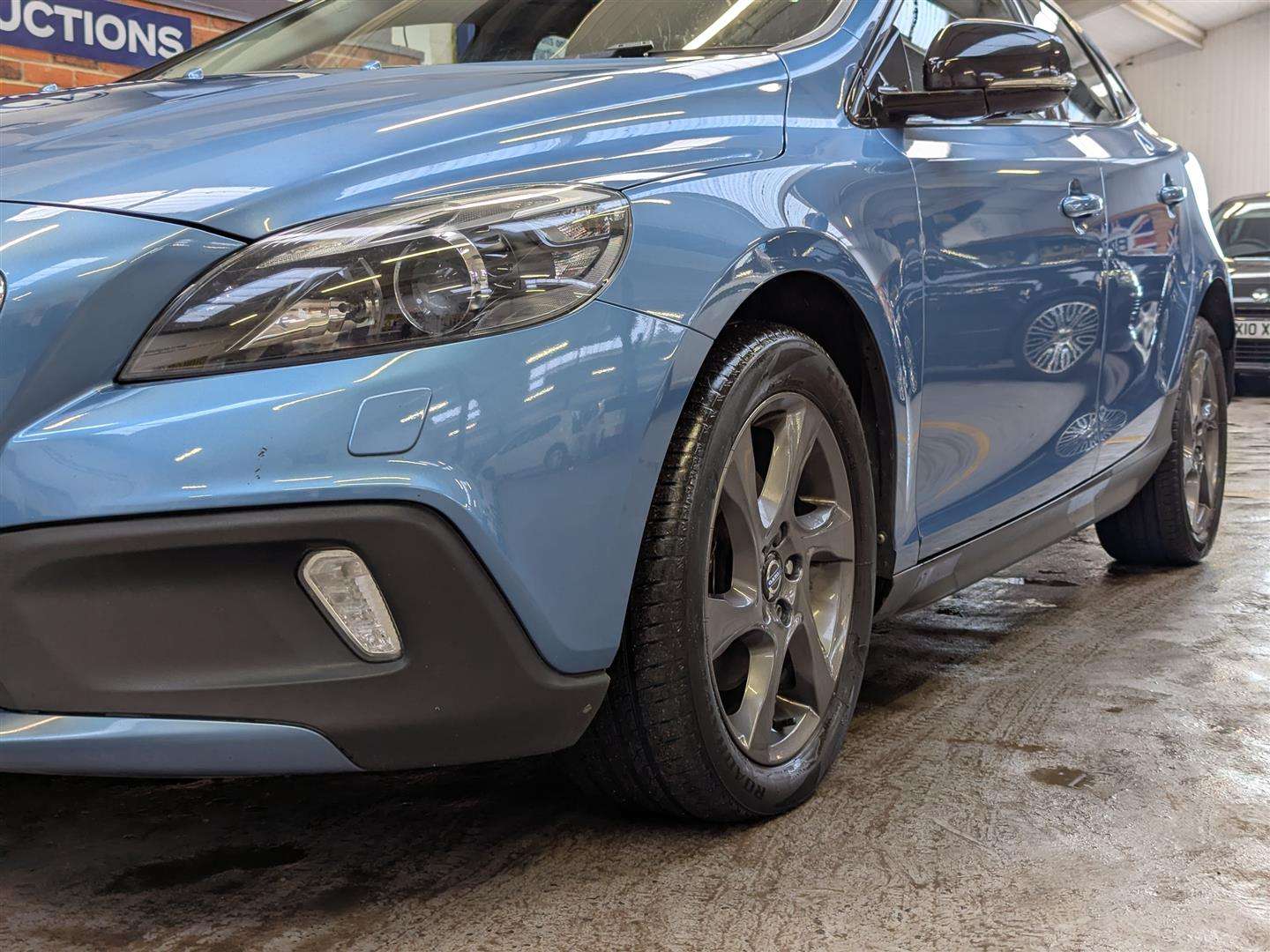 <p>2015 VOLVO V40 CROSS COUNTRY LUX D2</p>