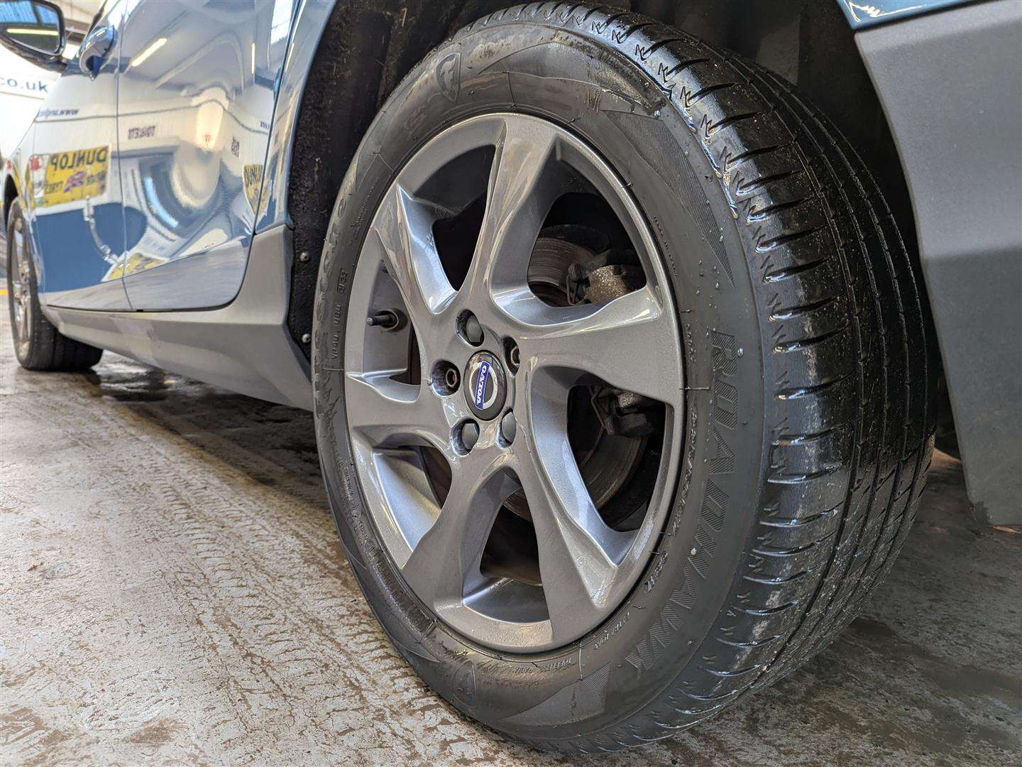 <p>2015 VOLVO V40 CROSS COUNTRY LUX D2</p>