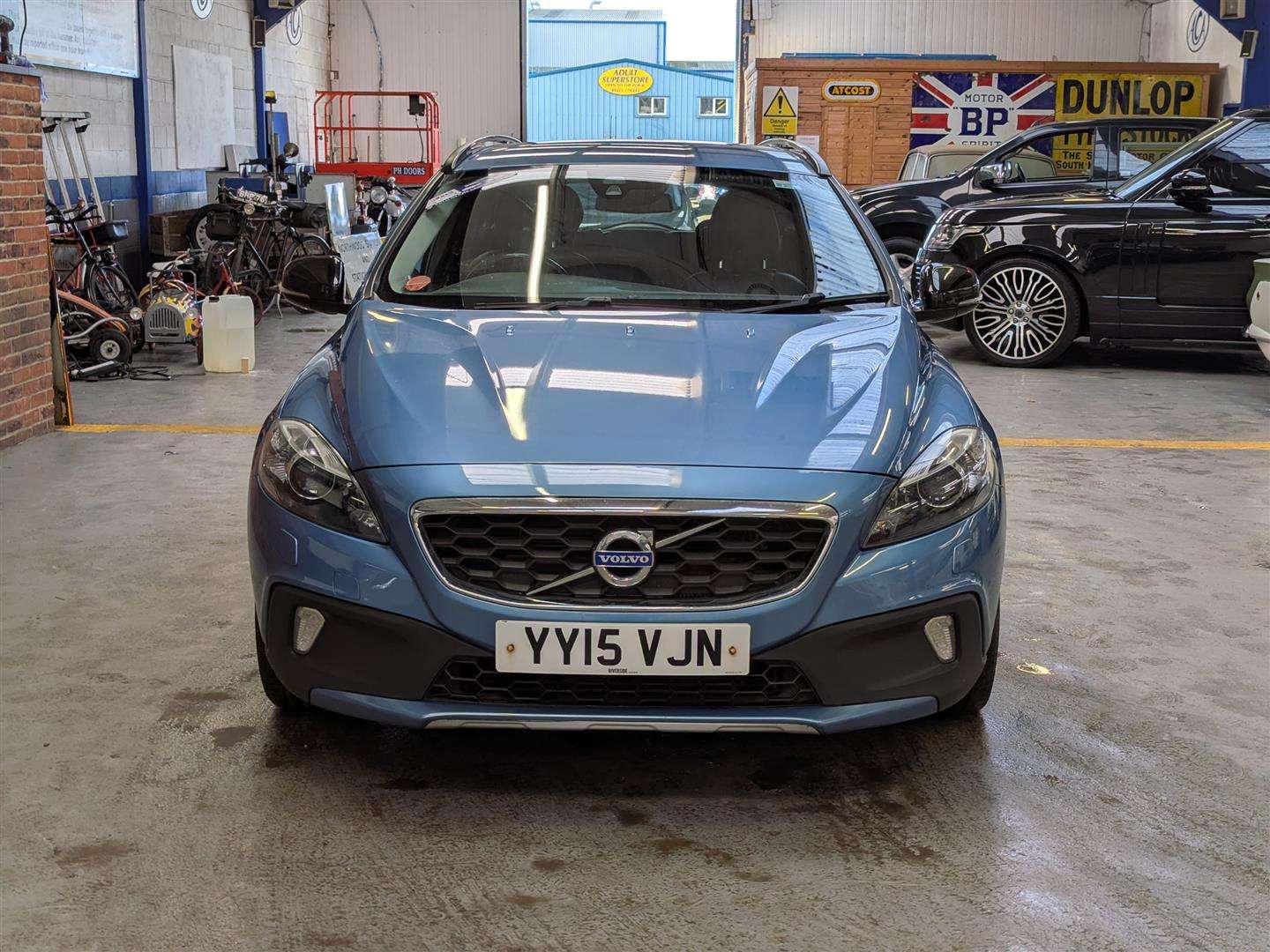 <p>2015 VOLVO V40 CROSS COUNTRY LUX D2</p>