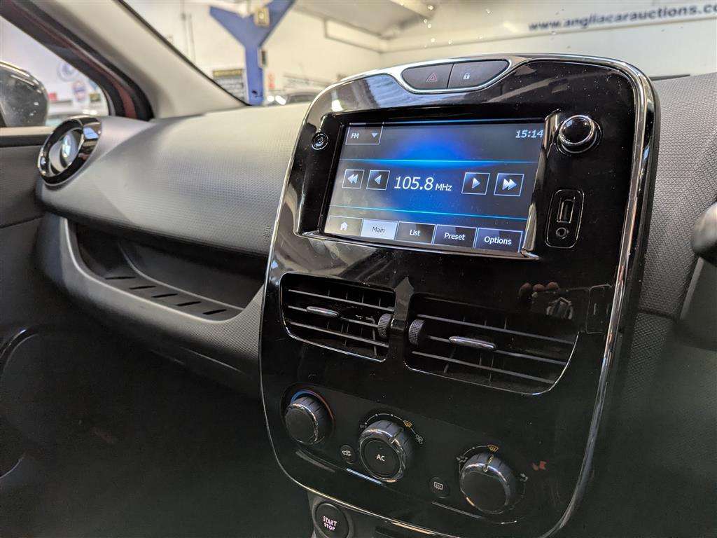 <p>2013 RENAULT CLIO DYNAMIQUE MEDIANAV</p>