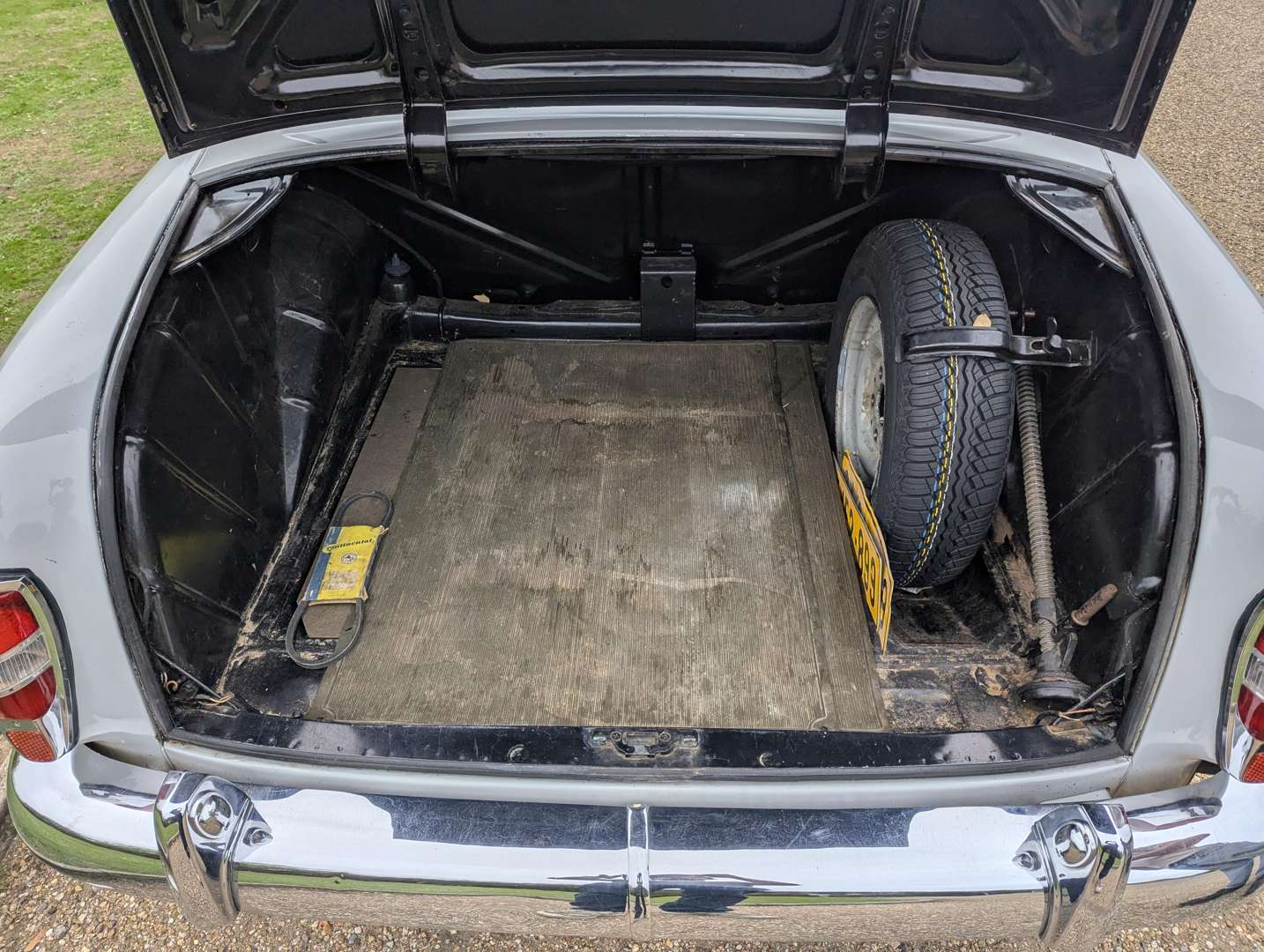 <p>1961 MERCEDES PONTON 180B</p>