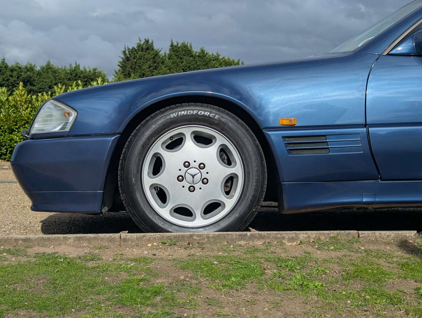 <p>1992 MERCEDES 300SL-24 AUTO</p>