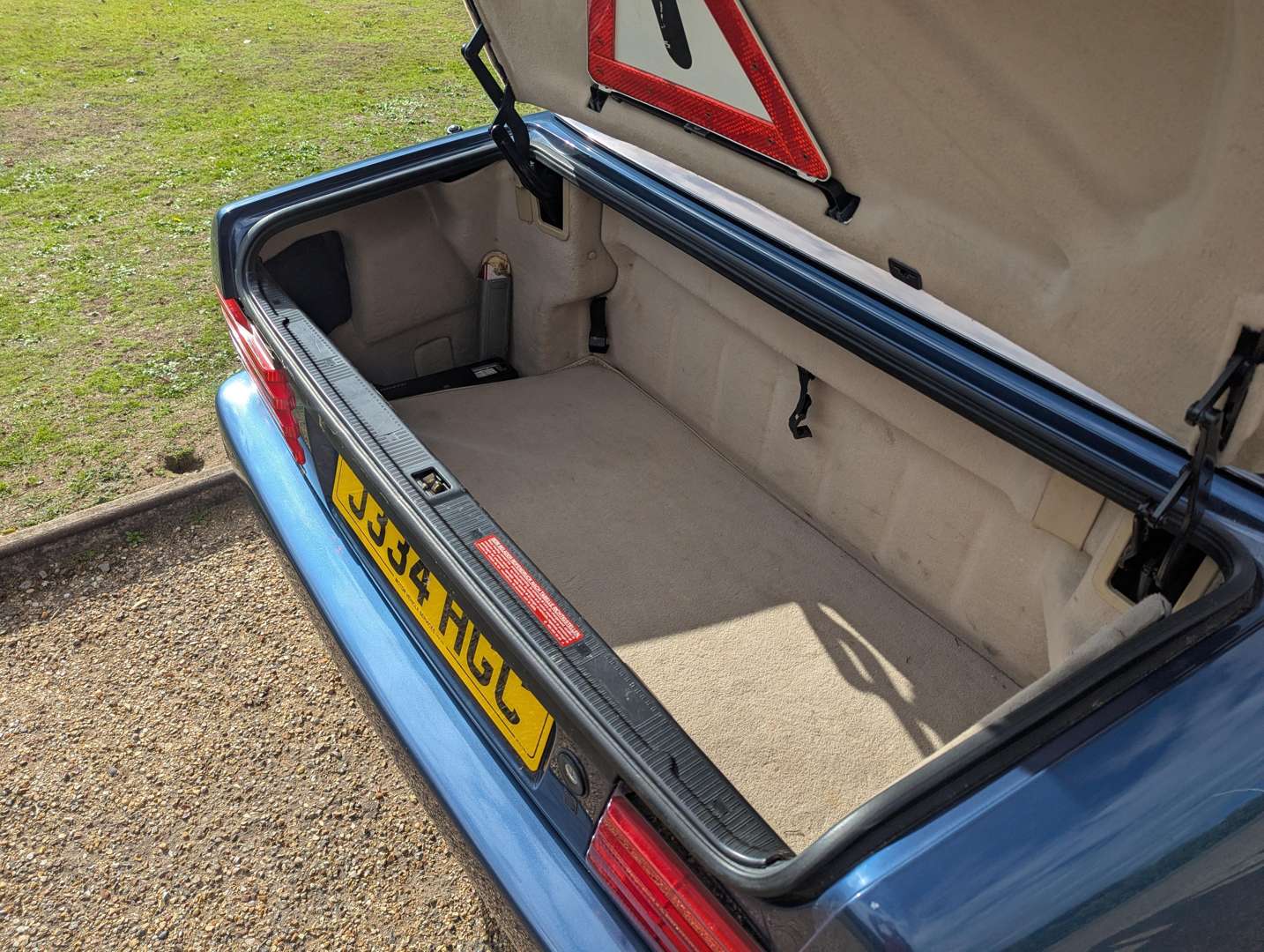 <p>1992 MERCEDES 300SL-24 AUTO</p>