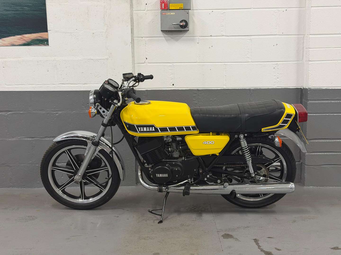 <p>1977 YAMAHA RD400</p>