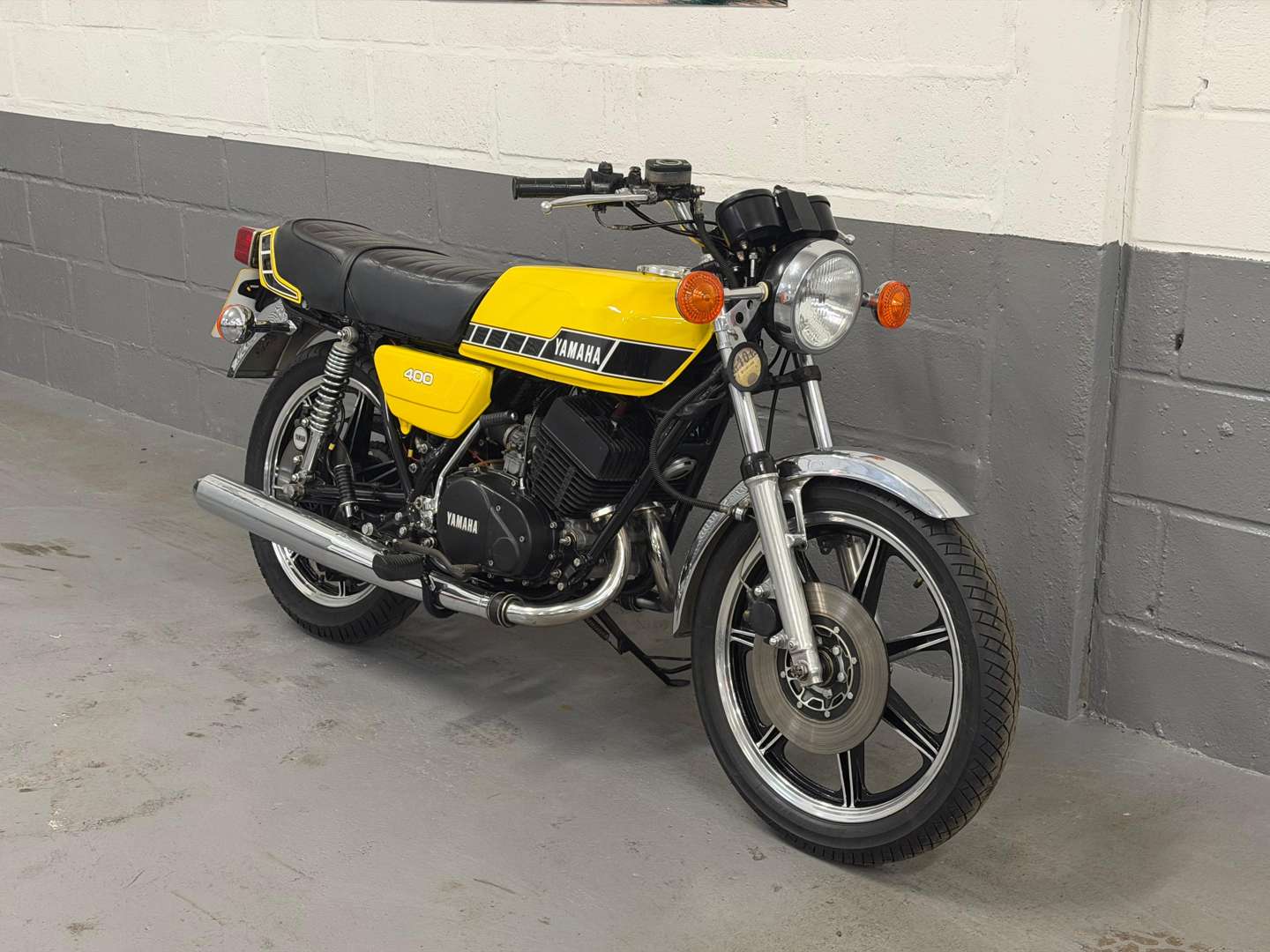 <p>1977 YAMAHA RD400</p>