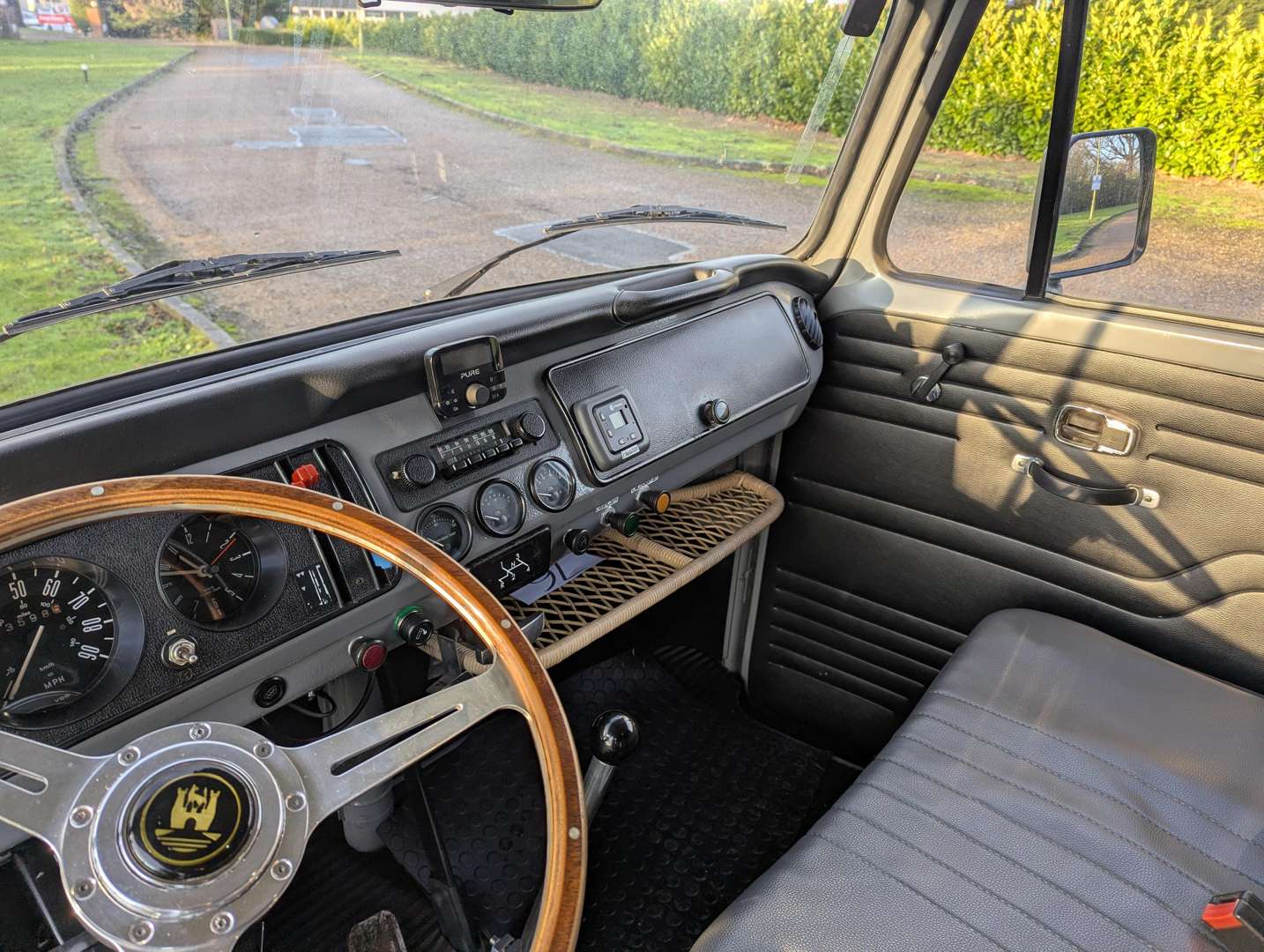 <p>1977 VW TYPE 2 PICK-UP LHD</p>