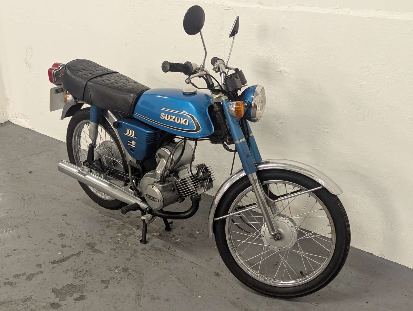 <p>1977 SUZUKI A100</p>