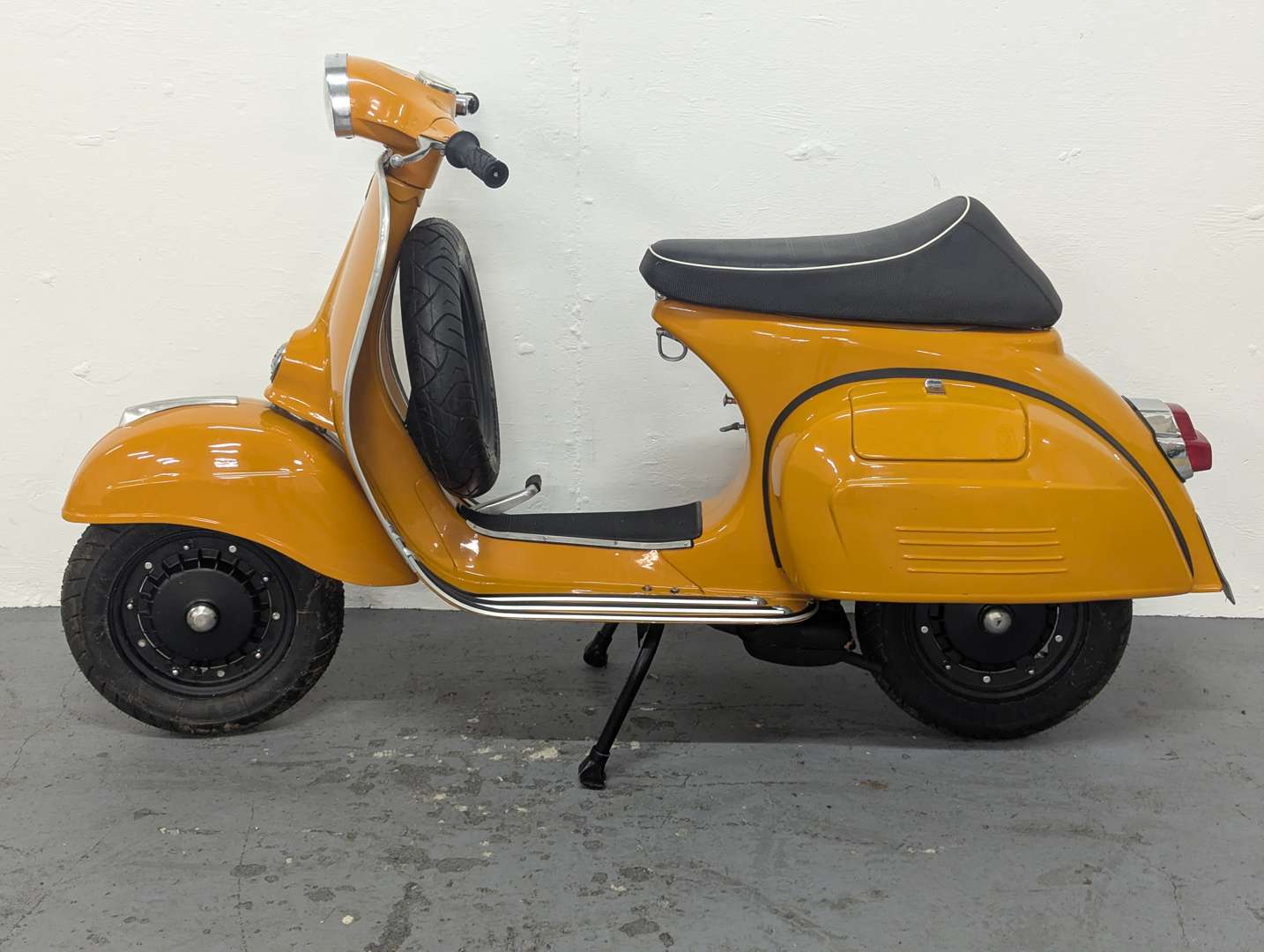 <p>1975 VESPA SUPER&nbsp;</p>