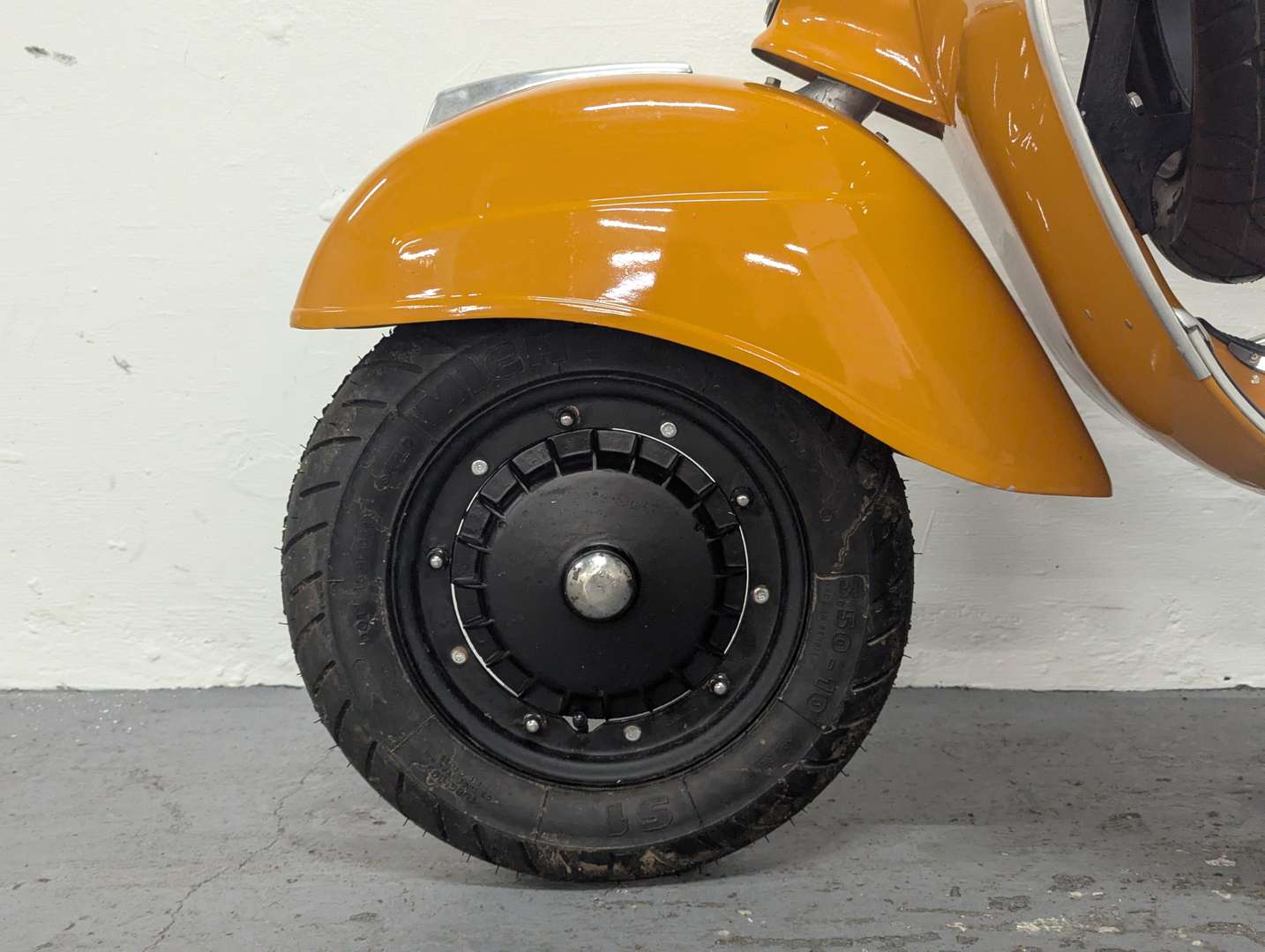 <p>1975 VESPA SUPER&nbsp;</p>