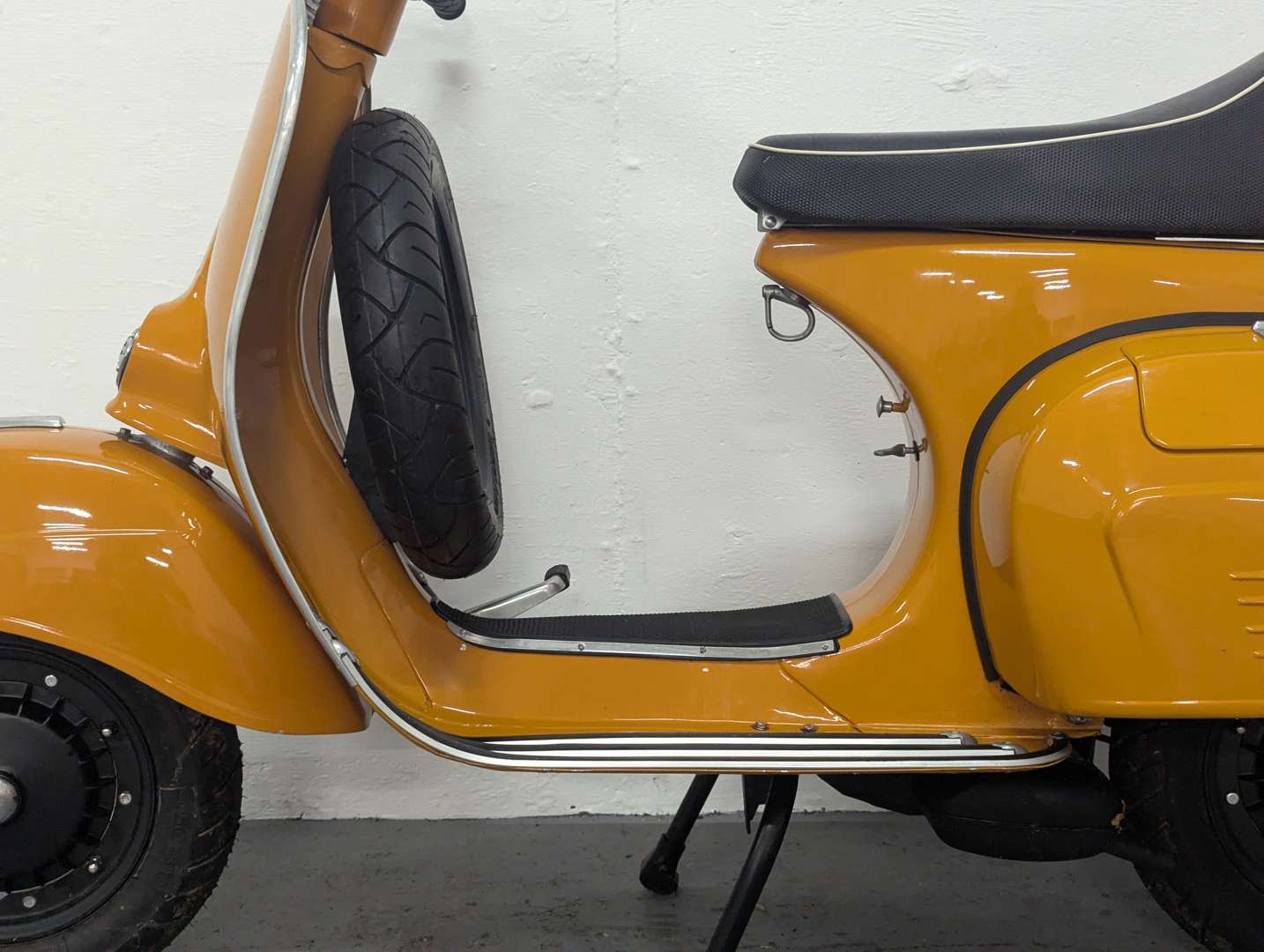<p>1975 VESPA SUPER&nbsp;</p>