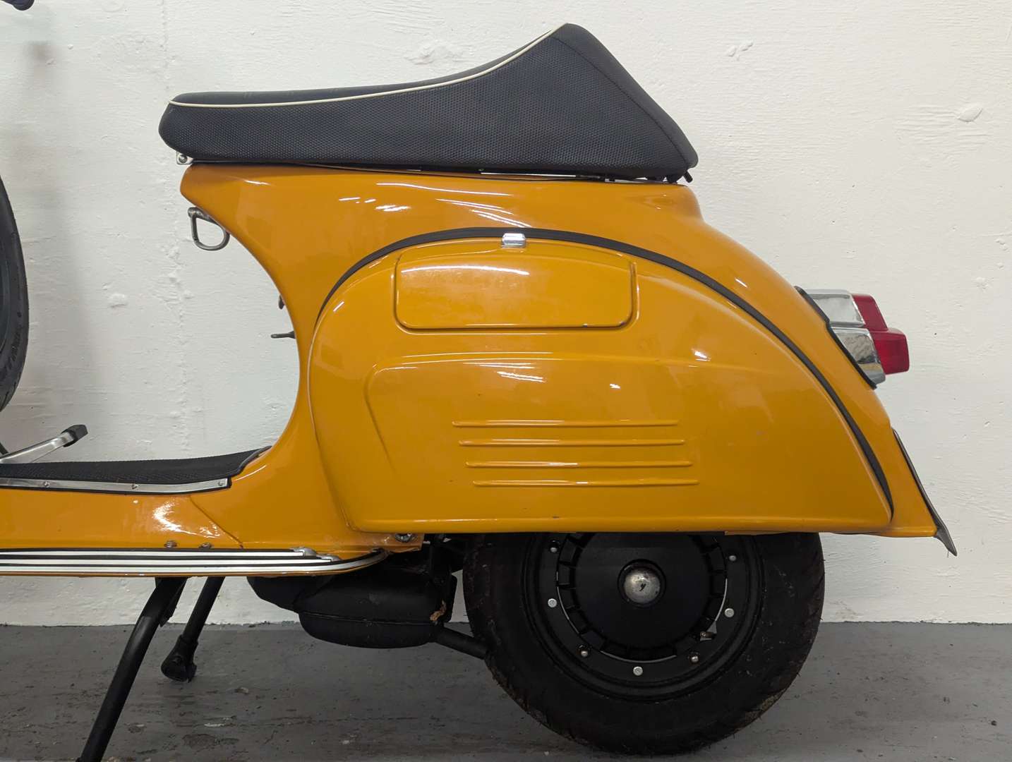 <p>1975 VESPA SUPER&nbsp;</p>