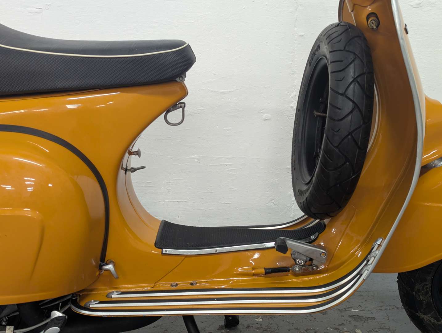 <p>1975 VESPA SUPER&nbsp;</p>