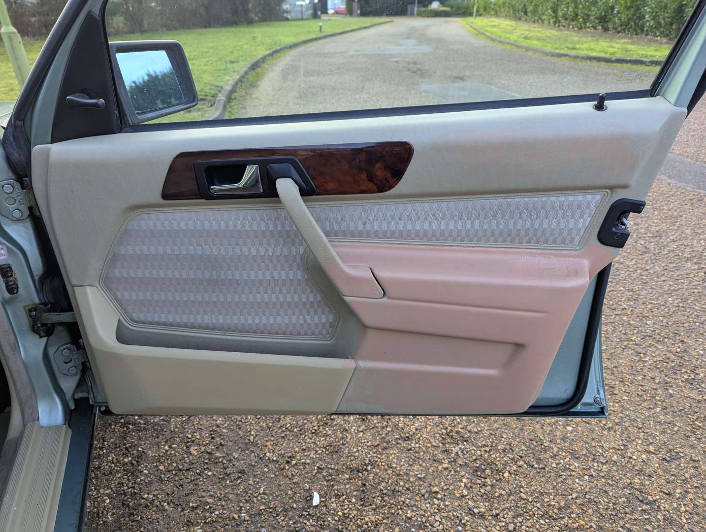 <p>1989 MERCEDES 190E AUTO&nbsp;</p>