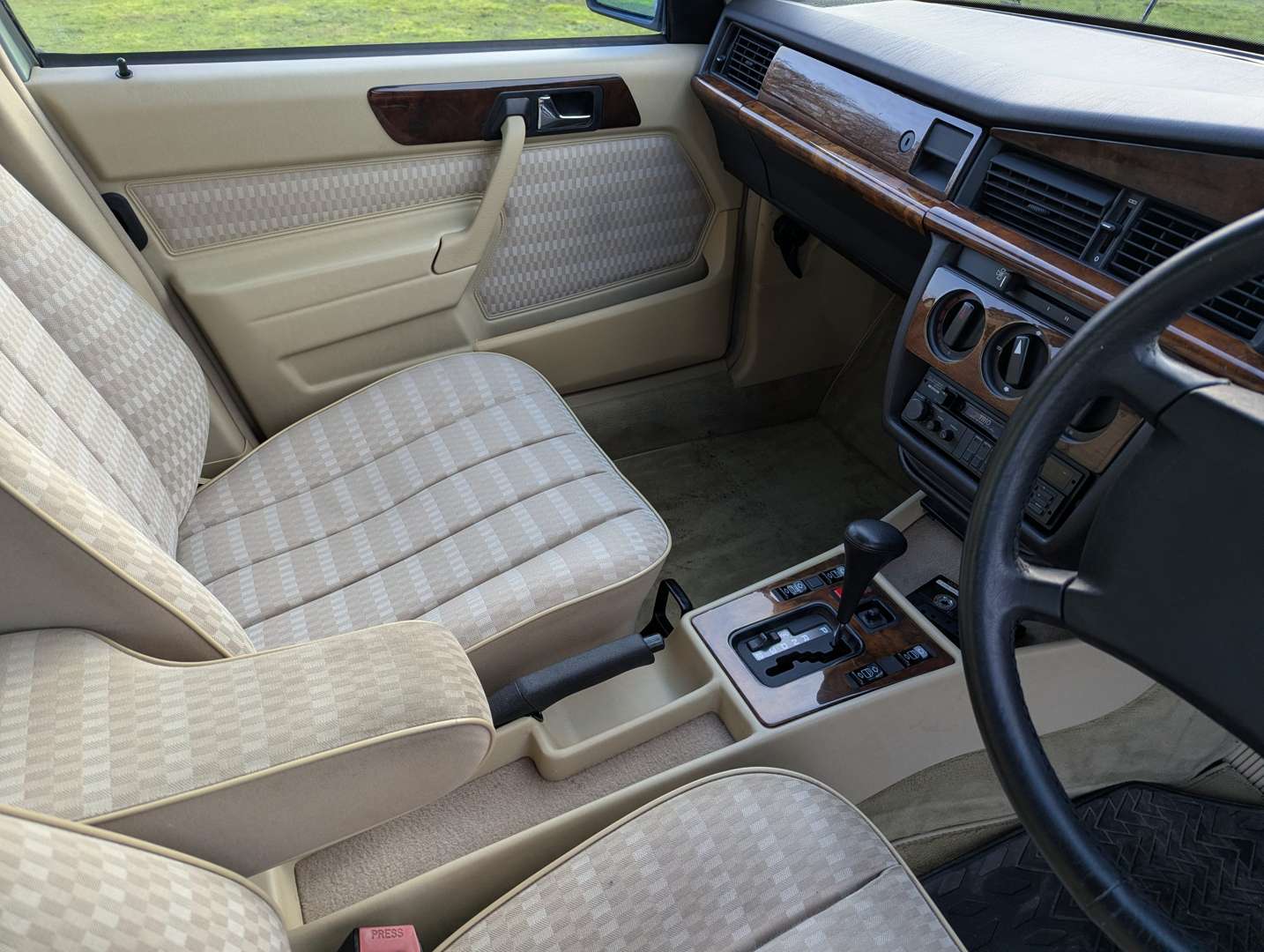 <p>1989 MERCEDES 190E AUTO&nbsp;</p>