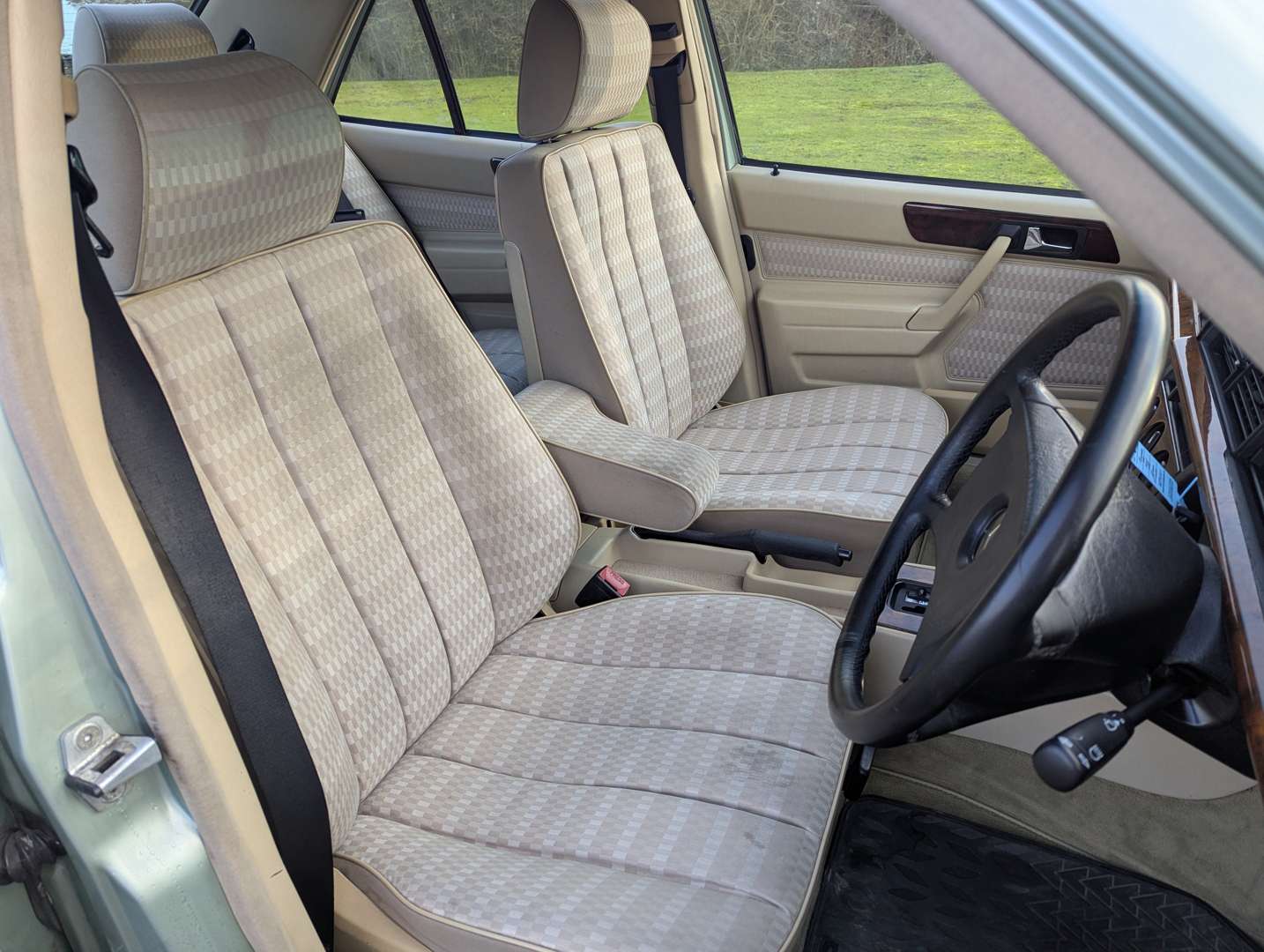 <p>1989 MERCEDES 190E AUTO&nbsp;</p>