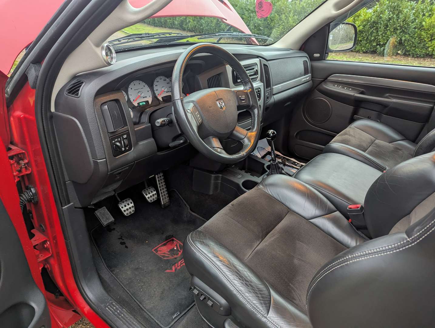 <p>2005 DODGE RAM SRT-10 LHD</p>