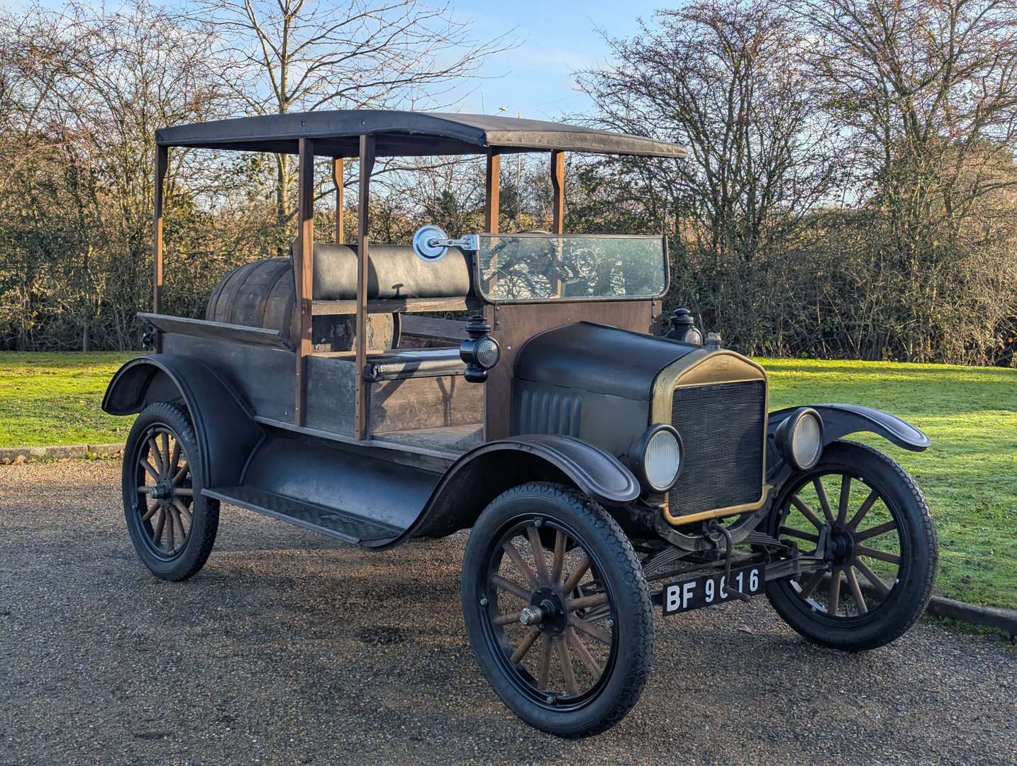 <p>1925 FORD MODEL T FLAT-BED PICK-UP LHD</p>