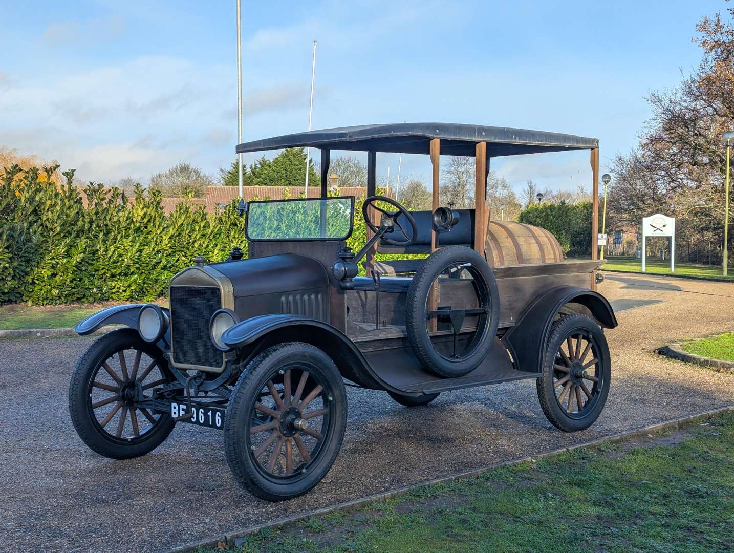 <p>1925 FORD MODEL T FLAT-BED PICK-UP LHD</p>