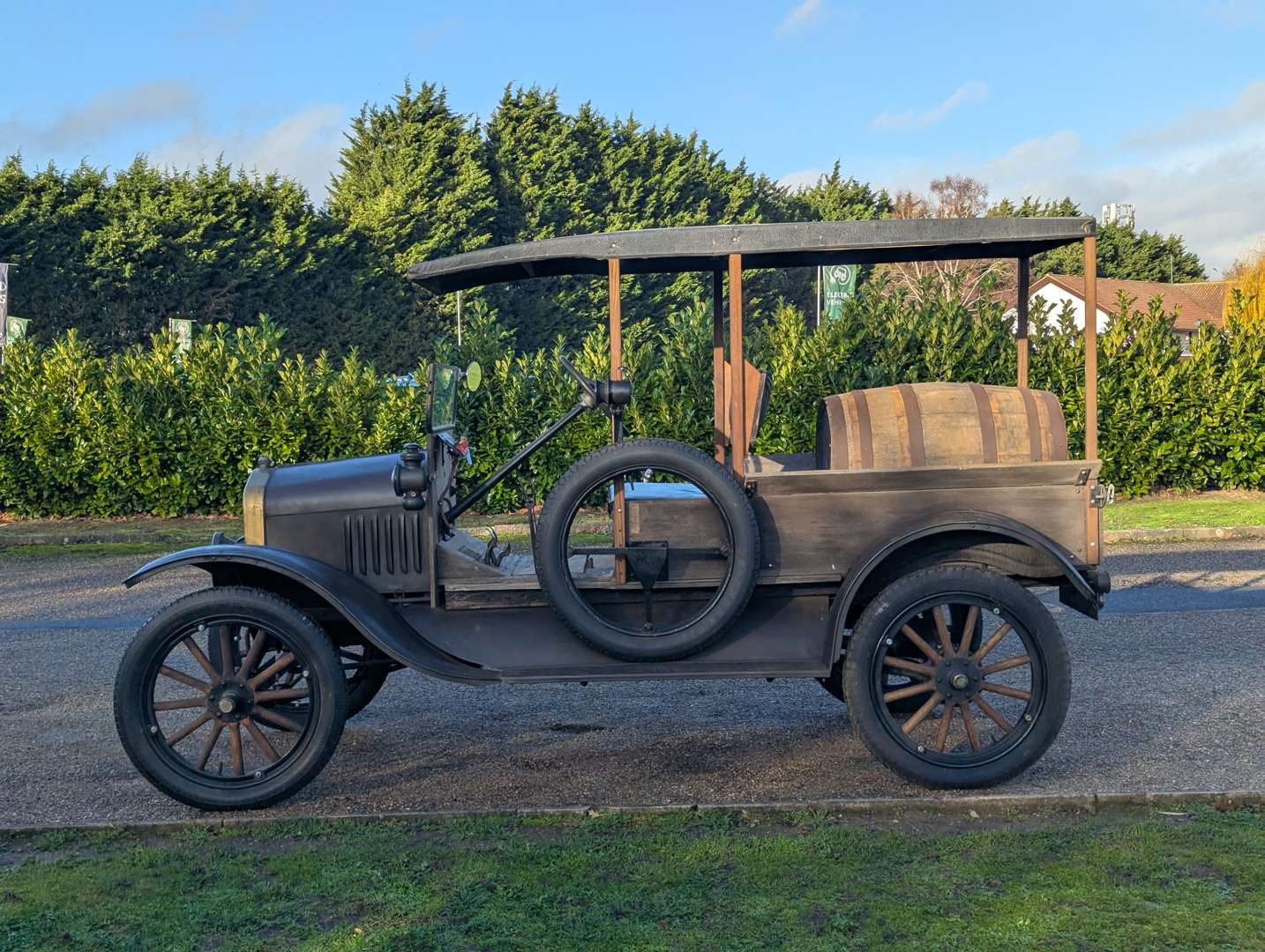 <p>1925 FORD MODEL T FLAT-BED PICK-UP LHD</p>