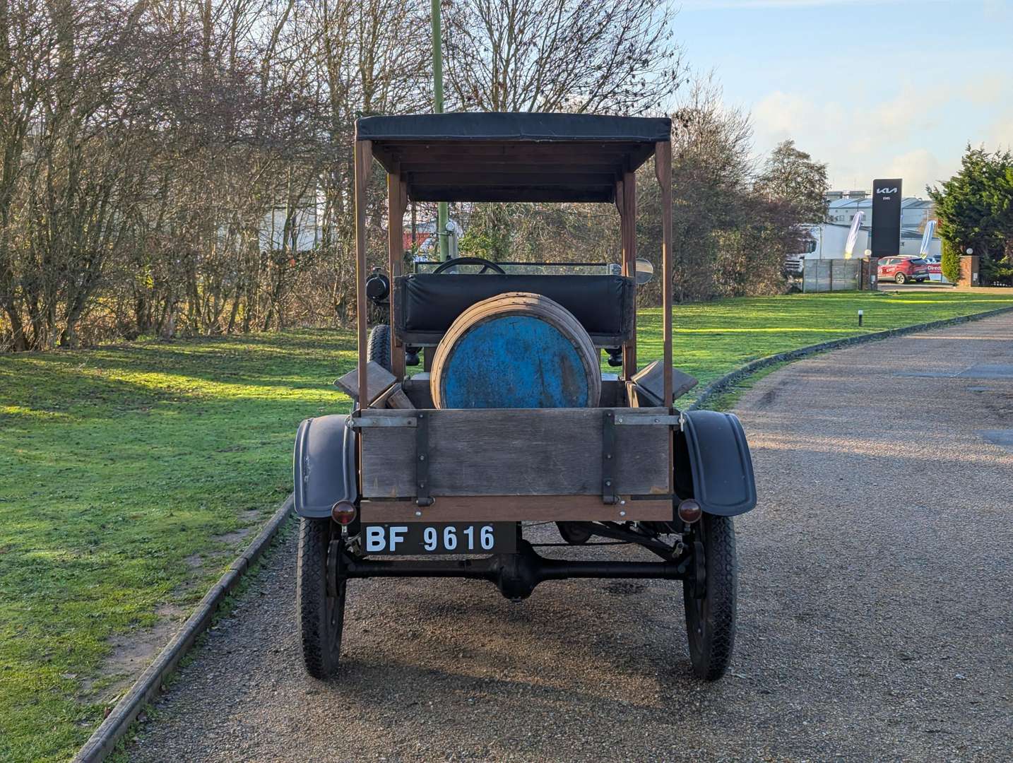 <p>1925 FORD MODEL T FLAT-BED PICK-UP LHD</p>